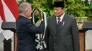 Presiden Republik Indonesia Prabowo Subianto (kanan) menerima penghargaan Bejeweled Grand Cordon of Al-Nahda (Ordo Kebangkitan Yordania) dari Raja Yordania Abdullah II di Istana Kepresidenan, Jakarta, Jumat 14 November 2025. Bejeweled Grand Cordon of Al-Nahda (Ordo Kebangkitan Yordania) adalah tanda kehormatan tertinggi dari Kerajaan Yordania. (BAY ISMOYO/AFP)