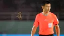 <p>Seekor burung terbang melintas di depan wasit asal China, Fu Ming saat tengah memimpin laga perebutan tempat ketiga Piala Dunia U-17 2023 antara Timnas Argentina U-17 menghadapi Mali di Stadion Manahan, Solo, Jumat (1/12/2023). (Bola.com/Bagaskara Lazuardi)</p>