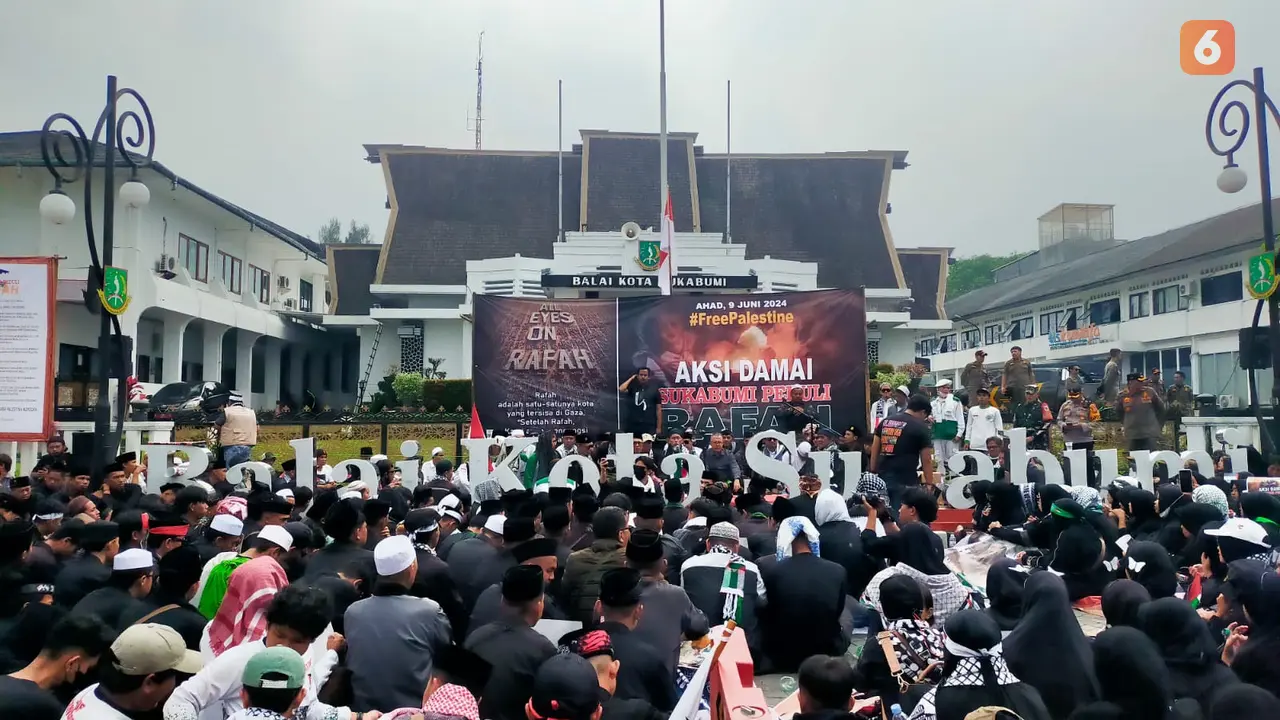Aksi damai Sukabumi peduli Rafah, Palestina, di depan  Balai Kota Sukabumi (Liputan6.com/Fira Syahrin).