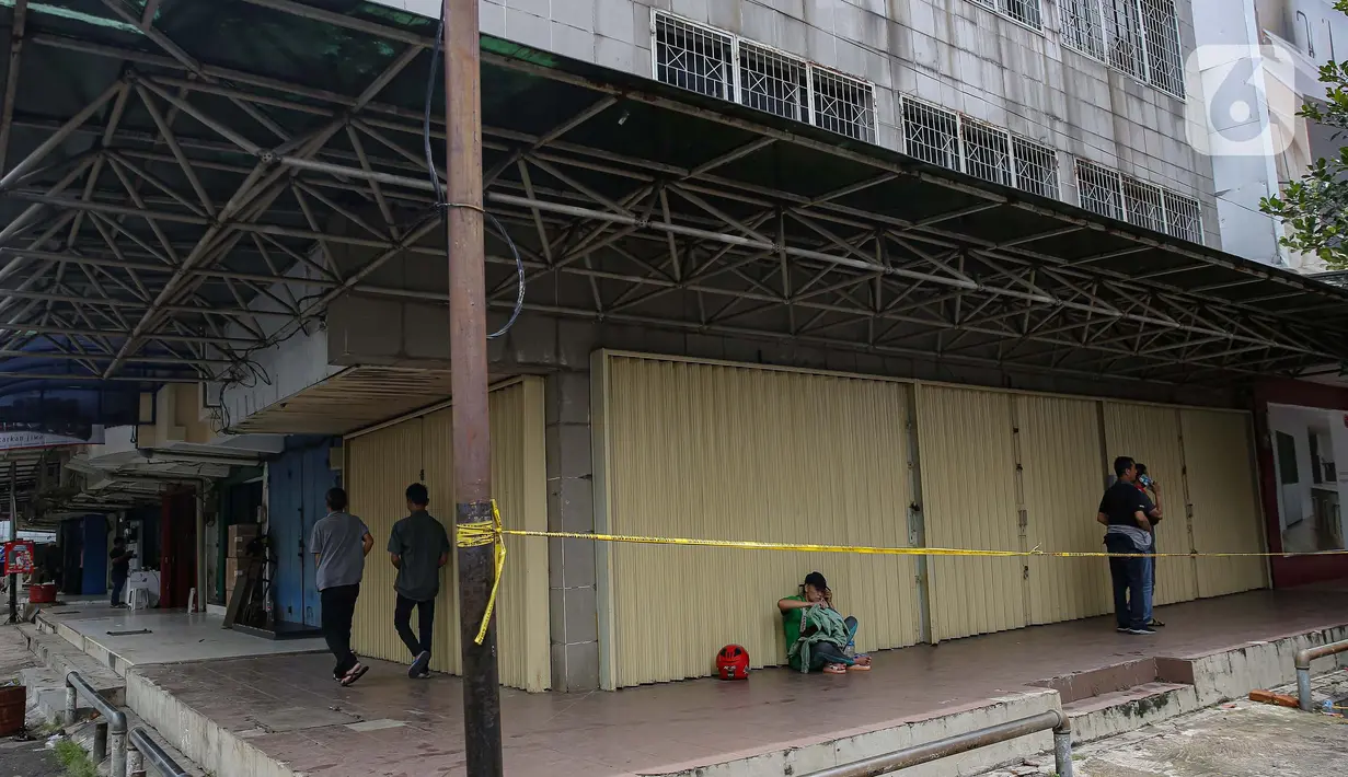 Mereka masih memantau perkembangan upaya pemadaman api serta pendinginan Glodok Plaza yang masih dilakukan petugas dari Dinas Penanggulangan Kebakaran dan Penyelamatan (Gulkarmat) Jakarta. (Liputan6.com/Angga Yuniar)