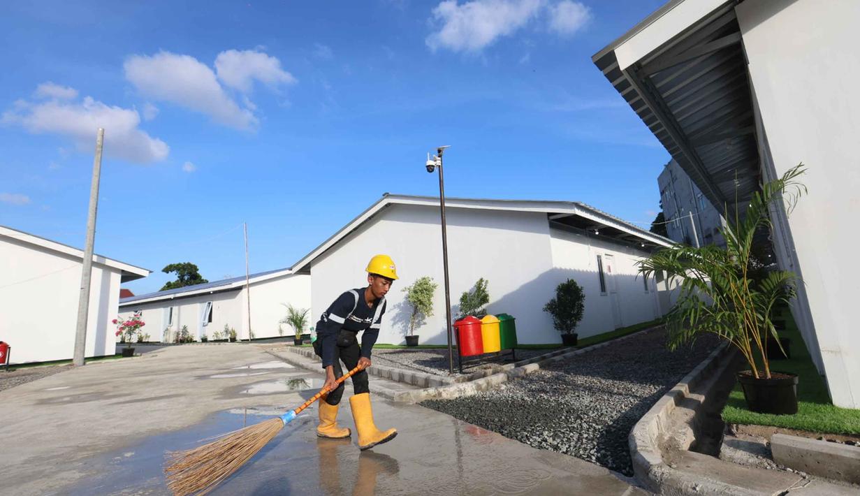 Aktivitas pekerja menyelesaikan Hunian Sementara (Huntara) di kawasan Kramat Raya, Senen, Jakarta Pusat, Jumat (24/4/2026). Progres pembangunan hunian sementara (Huntara) untuk relokasi warga bantaran rel Senen mencapai 95 persen. (Kapanlagi.com/Budy Santoso)