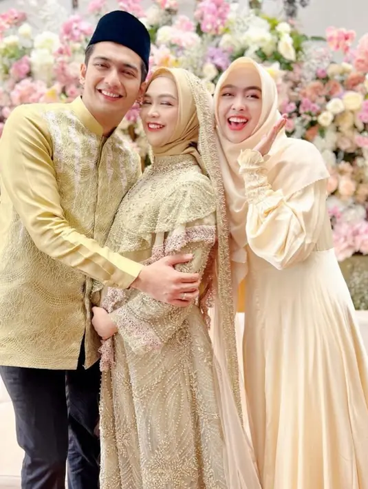 Lokasi pengajian didekorasi dengan bunga mewah nan cantik.  (Foto:  @dr.shindyputri_)