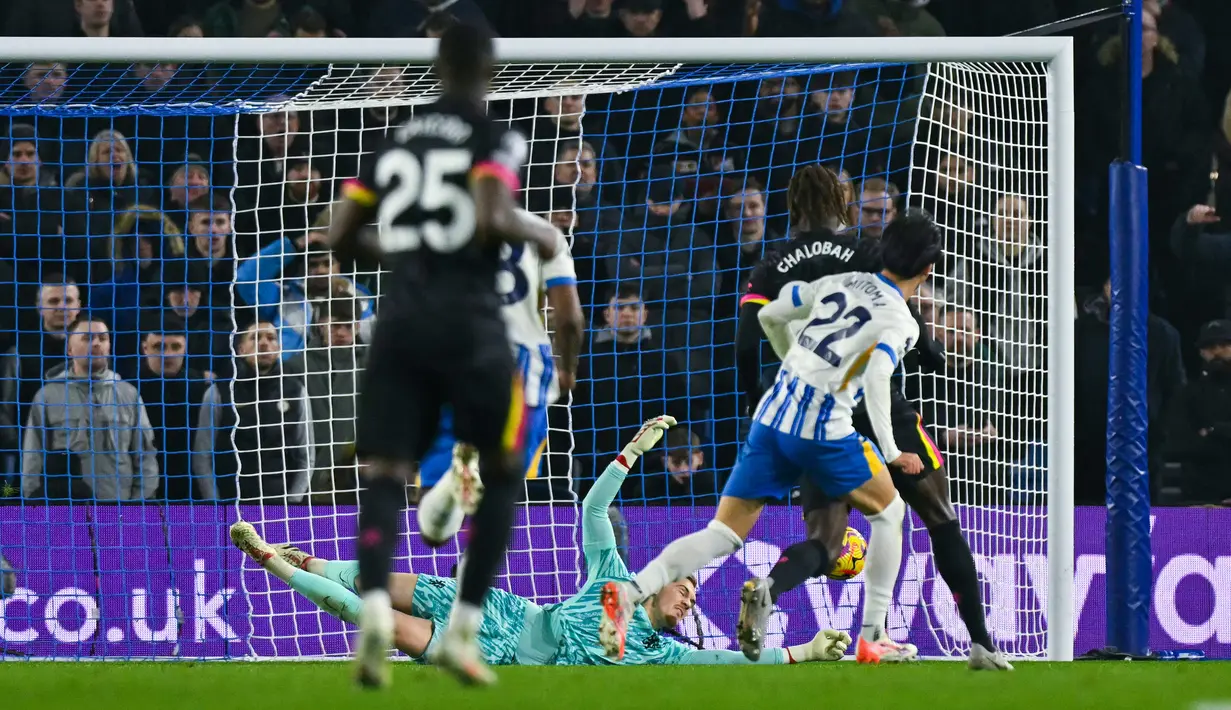 Setelah gol pembuka dari pemain asal Jepang tersebut, The Blues langsung kehilangan kendali dan akhirnya kalah tiga gol tanpa balas. (AFP/Glyn Kirk)