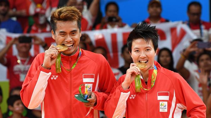 Ganda campuran Indonesia, Tontowi Ahmad/Liliyana Natsir, merebut medali emas Olimpiade Rio de Janeiro 2016 setelah mengalahkan pasangan Malaysia, Chan Peng Soon/Goh Liu Ying, pada partai final di Riocentrio, Rabu (17/8/2016) WIB. (AFP/Goh Chai Hin)