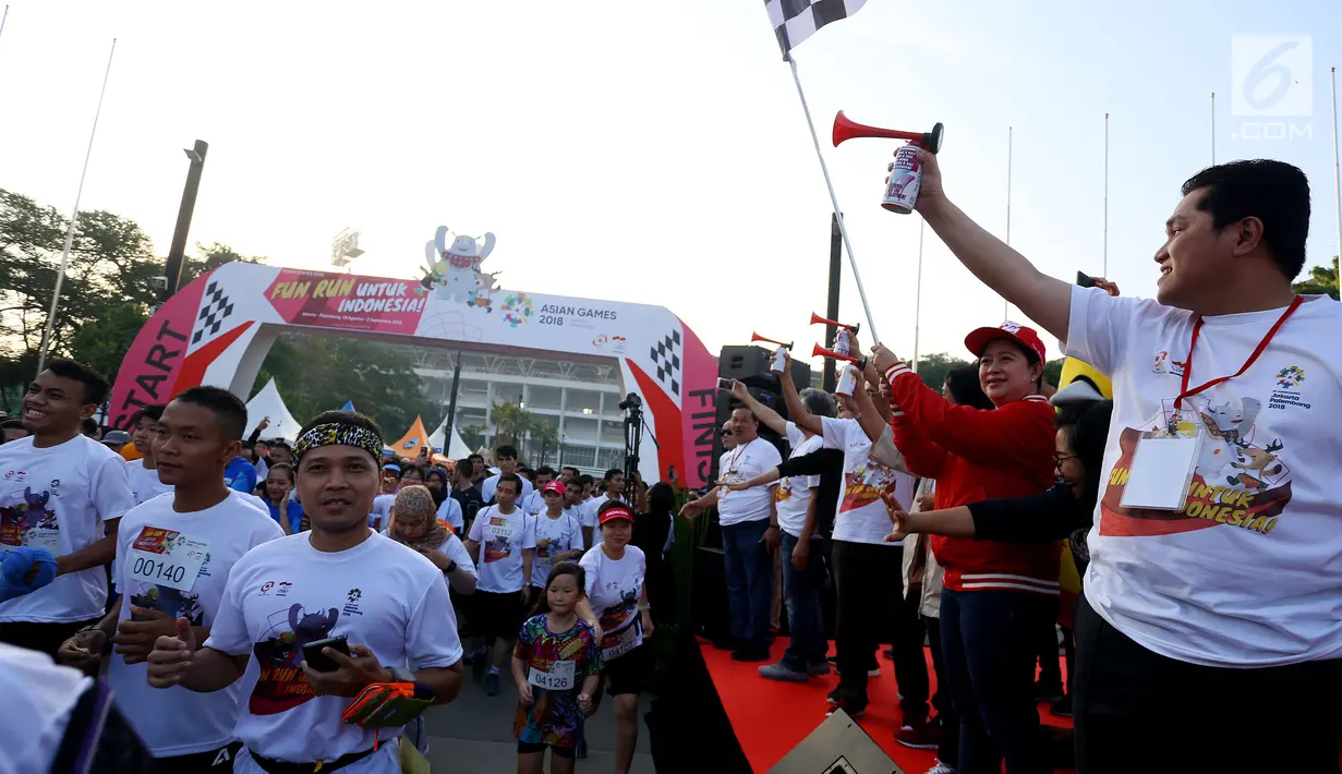 Menko PMK Puan Maharani bersama Ketua NASGOC, Erick Thohir melepas Fun Run menyemarakan Asian Games 2018 di Plaza Barat Senayan, Jakarta, Minggu (1/7). Acara digagas untuk menyambut Asian Games pada Agustus 2019 mendatang. (Liputan6.com/Johan Tallo)