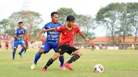 Pemain Persibat, Yoga Ariafianto (kostum merah), dibayangi pemain Persiraja di Stadion M. Sarengat, Batang (22/6/2019). (Bola.com/Vincentius Atmaja)