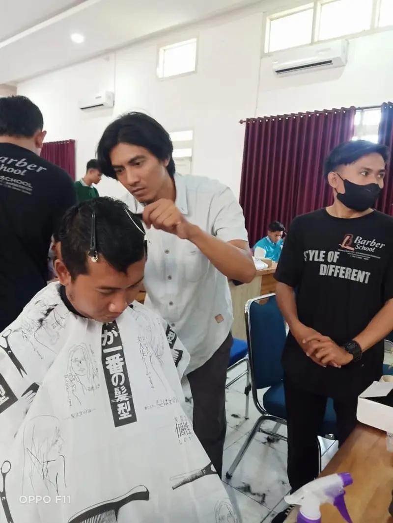 Pelatihan barbershop untuk pria di Banyuwangi untuk kemandirian ekonomi (Istimewa)