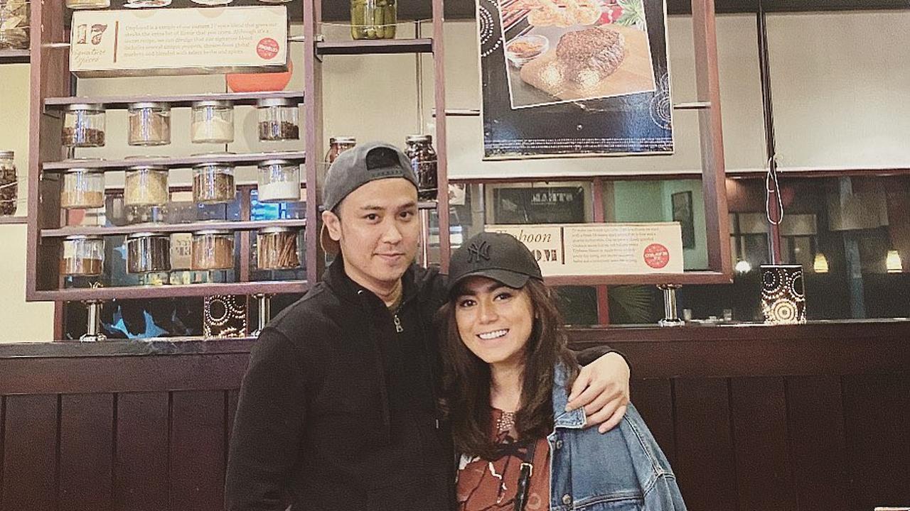 Gugat Cerai, Ini 6 Potret Kenangan Thalita Latief dan Dennis Lyla. (Sumber: Instagram/dennislyla)