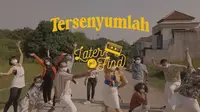 Setelah menghadirkan single-nya, grup musik Later Just Find merilis video klip Tersenyumlah. (Sumber: Vidio/Sabs Indonesia)