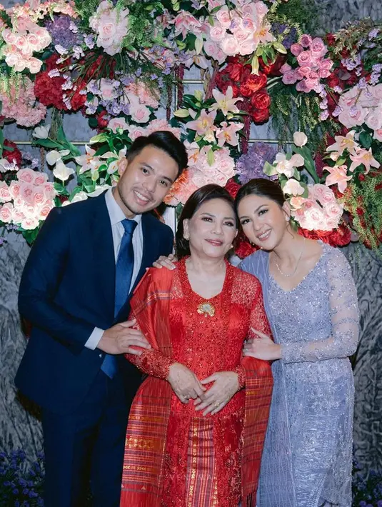 Kain yang ditenun di pusat tenun pengrajin binaan Merdi Sihombing tersebut menggunakan benang sutera China yang sangat halus. Ditambah dengan benang metalik import terbaik. [Foto: @venemapictures]