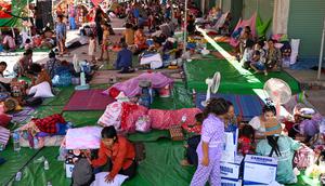 Gelombang pengungsian menjadi konsekuensi paling mengerikan dari eskalasi konflik Kamboja dan Thailand. Tampak dalam foto, para pengungsi berkumpul di kamp sementara di provinsi Banteay Meanchey, Kamboja, pada Sabtu 13 Desember 2025, di tengah bentrokan di sepanjang perbatasan Kamboja-Thailand. (TANG CHHIN SOTHY/AFP)