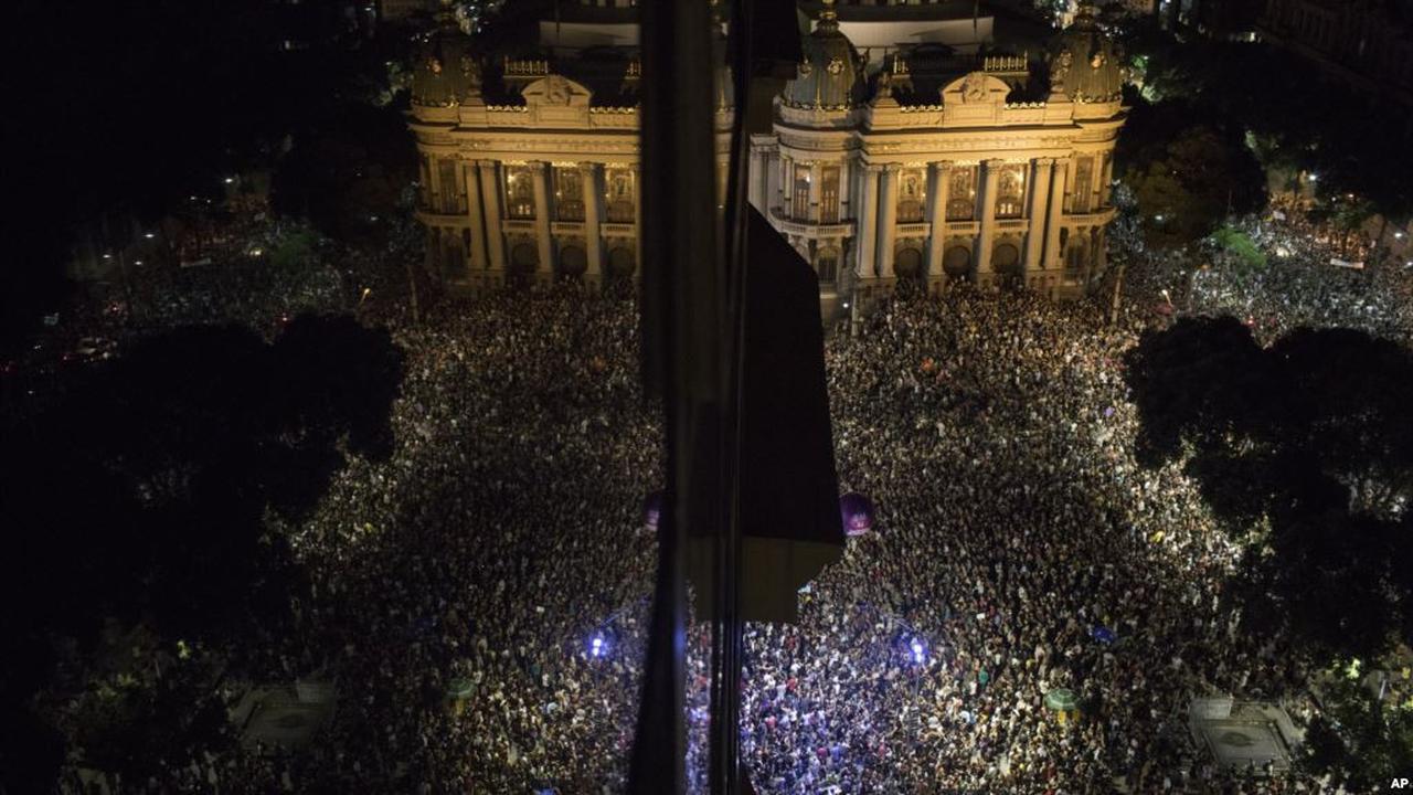 Ribuan pengunjuk rasa di depan di Municipal Theater di pusat Kota Rio de Janeiro, dalam unjuk rasa memprotes kematian politisi perempuan yang juga anggota Dewan Kota Rio, Marielle Franco (AP)