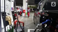 Kendaraan mengisi bahan bakar minyak (BBM) di sebuah SPBU di Jakarta, Kamis (31/3/2022). PT Pertamina (Persero) akan memberlakukan tarif baru BBM jenis Pertamax menjadi Rp 12.500 pada 1 April 2022. (Liputan6.com/Herman Zakharia)
