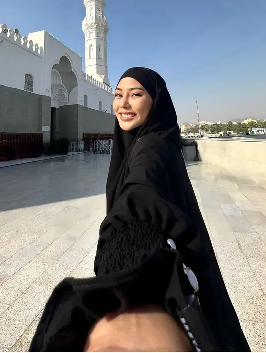 Selebgram Dara Arafah juga memilih umroh di akhir tahun 2023. Ia tampil serba hitam dari gamis hingga kerudungnya. [@daraarafah]