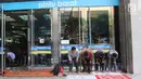 Sejumlah umat muslim melaksanakan salat jumat pada bulan Ramadan di selasar Pasar Tanah Abang, Jakarta, Jumat (25/5). Jemaah terpaksa melakukan salat di lorong kios karena terbatasnya ruang masjid. (Liputan6.com/Arya Manggala)