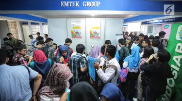 Para pencari kerja memadati Job Fair yang diadakan di Istora GBK, Jakarta, Rabu (19/9). Job Fair bertajuk Jakarta spektakuler "Job for Career" diikuti lebih dari 120 perusahaan BUMN, swasta skala nasional maupun internasional. (Liputan6.com/Faizal Fanani)