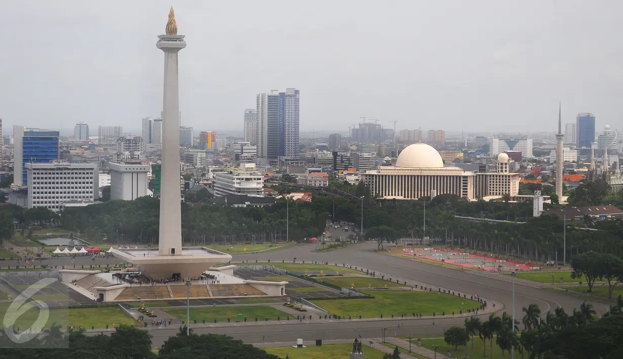 Suasana Taman Monumen Nasional (monas) dari ketinggian di Jakarta, Kamis (29/12). Perayaan pergantian tahun dari 2016 ke 2017 akan dilakukan di Jakarta. (Liputan6.com/Angga Yuniar)