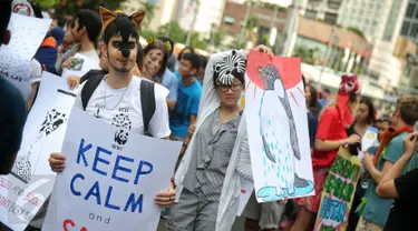 Sejumlah orang membawa poster dan menyerukan "save animal" dalam aksi #SaveAnimal di kawasan Bunderan HI, Jakarta, Minggu (31/1/2016). Dalam aksinya mereka mengecam perburuan binatang dan hentikan pembakaran hutan. (Liputa6.com/Faizal Fanani)