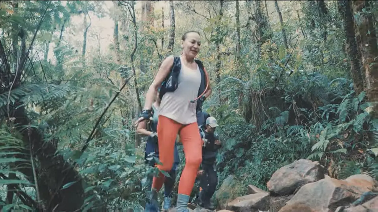 Gladys Suwandhi naik gunung Gede