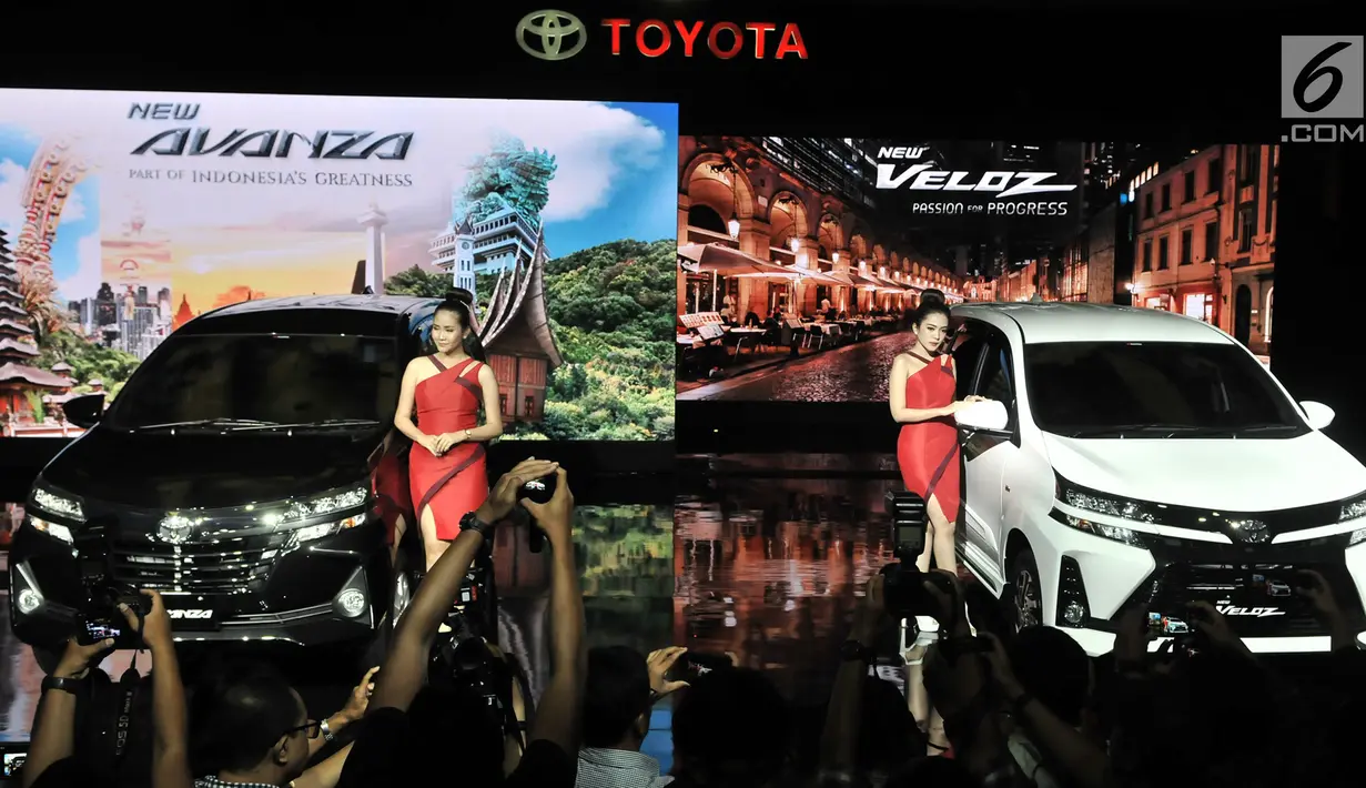 Model berpose di samping New Toyota Avanza dan New Veloz saat peluncuran di Jakarta, Selasa (15/1). New Toyota Avanza dan Veloz tidak ada kenaikan harga dari model lawasnya. (Merdeka.com/ Iqbal S Nugroho)