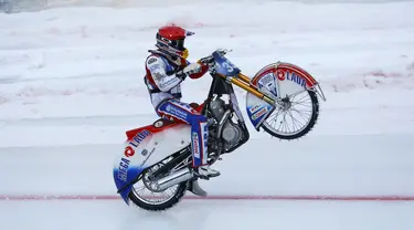 Daniil Ivanov dari Rusia beratraksi mengangkat ban depan usai melewati garis finis di FIM Ice Speedway Gladiator di Arena Medeo, Almaty, Kazakhstan (21/2). Sirkuit yang diselimuti es membuat kejuaraan ini menjadi unik. (REUTERS/Shamil Zhumatov)