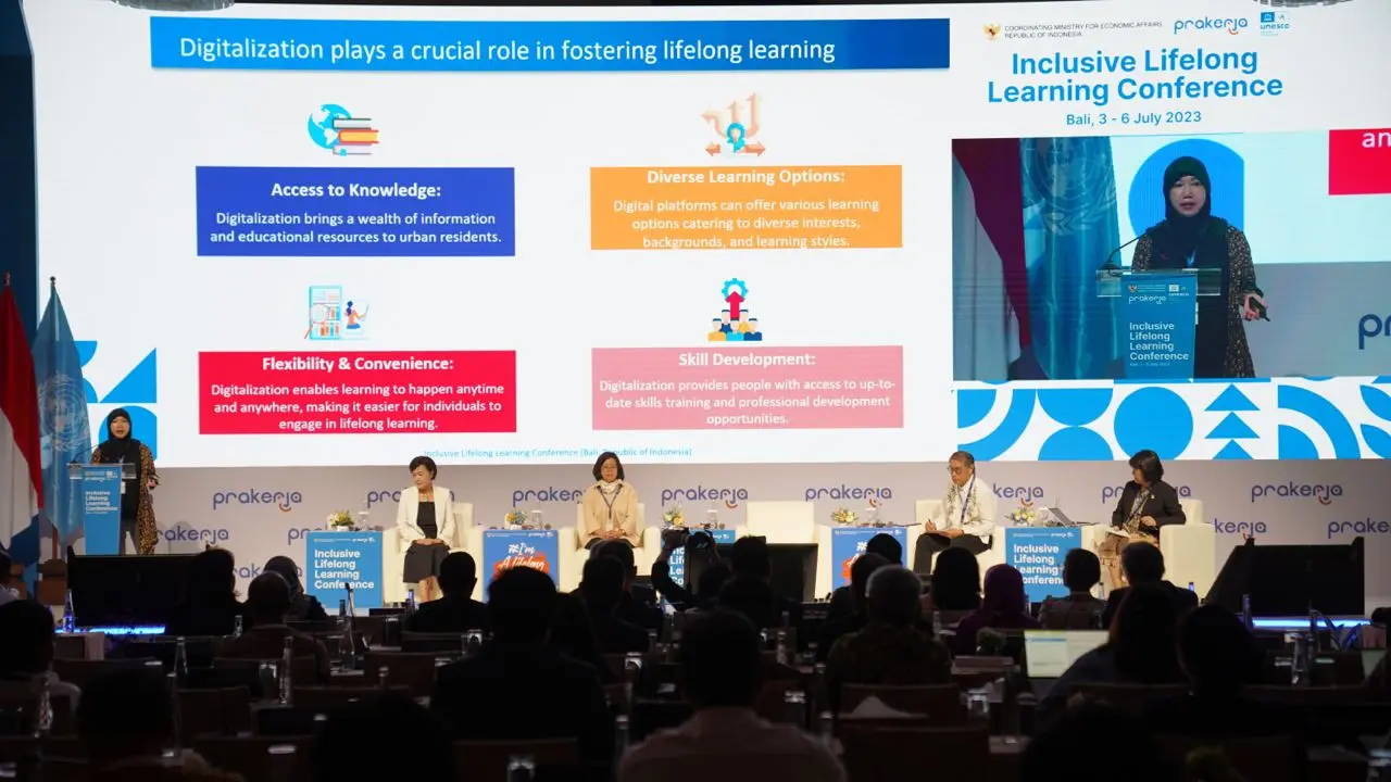 SVP of Product Bukalapak Stefanie Herlie pada saat berbagi informasi terkait berbagai inisiatif yang telah dilakukan Bukalapak dalam mendukung program Prakerja dalam acara Inclusive Lifelong Learning Conferece. (Foto: Bukalapak)