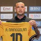 Radja Nainggolan menjadi eks pemain AS Roma terbaru yang saat ini memperkuat klub Asia. Ia baru saja didatangkan oleh Bhayangkara FC, salah satu klub BRI Liga 1 di Liga Indonesia pada pertengahan musim 2023/2024 setelah sang pemain berstatus tanpa klub sejak meninggalkan klub Serie A Liga Italia, SPAL pada Juli 2023. Selama empat setengah musim bersama AS Roma mulai paruh musim 2013/2014 hingga akhir musim 2017/2018, ia total tampil dalam 203 laga di semua ajang dengan torehan 33 gol dan 28 assist. (Bola.com/Bagaskara Lazuardi)