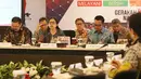 Menko PMK, Puan Maharani (kedua kiri) memimpin rapat persiapan Sea Games 2017 Kuala Lumpur di Kemenko PMK, Jakarta Pusat, Jumat (14/7). Rapat yang berlangsung tertutup itu turut dihadiri Menpora, Imam Nahrawi. (Liputan6.com/Angga Yuniar)