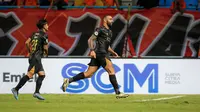 Selebrasi pemain Madura United, Dalberto Luan Belo, saat menjebol gawang Borneo FC dalam leg kedua semifinal Championship Series BRI Liga 1 2023/2024 di Stadion Batakan, Balikpapan, Minggu (19/5/2024) malam WIT. (Bola.com/Bagaskara Lazuardi)