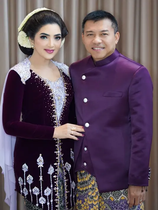 Di momen Mitoni anak kedua Aurel, Ashanty kembali tampil memesona mengenakan kebaya velvet berwarna ungu. Kebaya ini telah dimodernisasi, dipenuhi payet silver yang mewah, dipadu kain batik ungu kekuningan. [Foto: Instagram/ashanty_ash]