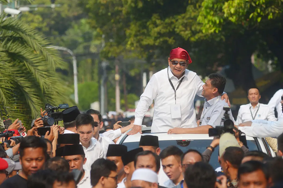 Berbandana Merah Prabowo Beri Hormat Kepada Pendukungya di KPU