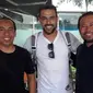 Alex Willian Costa tiba di Bandara Soekarno-Hatta, Banten, dan dijemput sfat PT Persib Bandung Bermartabat, Rabu (4/1/2017) sore. (Bola.com/Istimewa/Erwin Snaz)