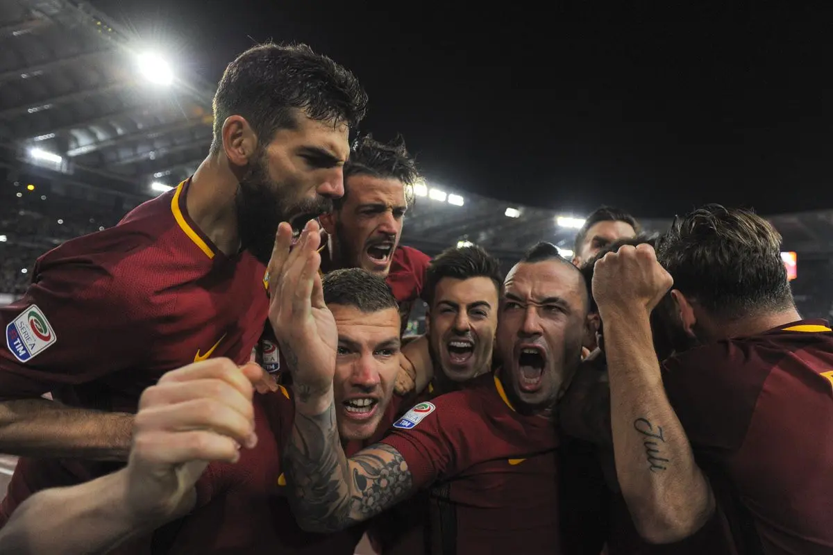 Para pemain AS Roma merayakan gol yang mereka cetak ke gawang Lazio pada laga pekan ke-13 Serie A (18/11/2017). (doc. AS Roma)