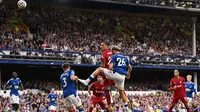 Darwin Nunez coba manfaatkan peluang lewat sundulan saat Liverpool jumpa Everton di Liga Inggris (AFP)