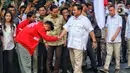 Ketua Partai Partai Solidaritas Indonesia (PSI), Kaesang Pangarep  mencium tangan bakal calon presiden (bacapres), Prabowo Subianto setibanya bersama rombongan di Jalan Kertanegara Nomor 4, Jakarta Selatan, Kamis (12/10/2023). (Liputan6.com/Angga Yuniar)