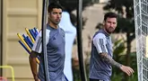 Pemain baru Inter Miami, Luis Suarez (kiri) bersama Lionel Messi mendatangi latihan pramusim Inter Miami di Florida Blue Training Center, dekat DRV PNK Stadium, Florida, Fort Lauderdale, Sabtu (13/01/2024) waktu setempat. (AFP/Chandan Khanna)