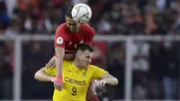 Bek Persija Jakarta, Ryuji Utomo, duel udara dengan pemain Ceres-Negros, Mahir Karic, pada laga Piala AFC di SUGBK, Jakarta, Selasa (23/4). Persija takluk 2-3 dari Ceres-Negros. (Bola.com/M Iqbal Ichsan)