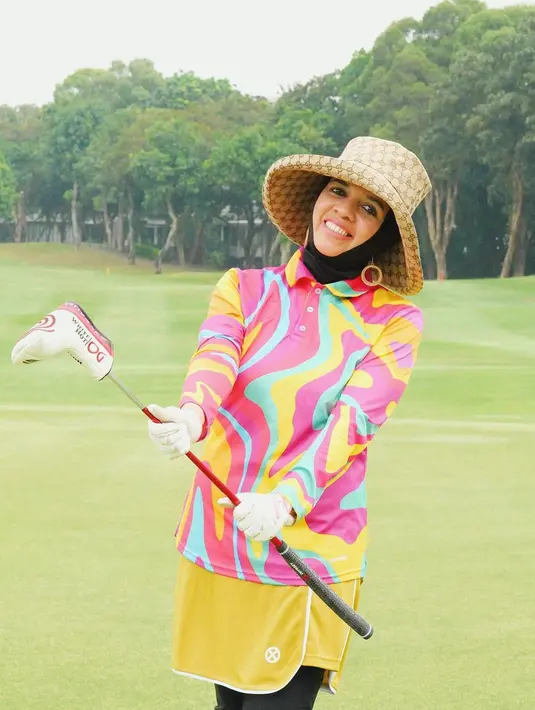 Dalam akun Instagram pribadinya, Geni Faruk juga diketahui beberapa kali mengukuti turnamen golf. Bahkan, ia juga berhasil membawa pulang piagam dari turnamen yang diikuti. (Liputan6.com/IG/@genifaruk)