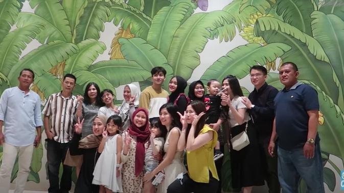 Putri Delina terbang ke Surabaya bertemu keluarga Jeffry Reksa. (Sumber: YouTube/Putri Delina)