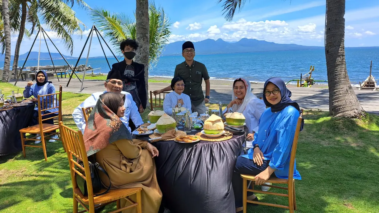 Ketua Umum PBNU  Yahya Cholil Staquf  bersama Yeni Wahid dan  Bupati Banyuwangi Ipuk Fiestiandani (Baju Biru) di Hotel Dialog Banyuwangi (Istimewa)