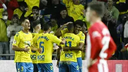 Pemain Las Palmas merayakan gol yang dicetak oleh Benito Ramirez ke gawang Atletico Madrid pada laga Liga Spanyol di Stadion Gran Canaria, Sabtu (4/11/2023). Las Palmas mengunci kemenangan berkat gol Kirian Rodriguez dan Benito Ramirez. Alvaro Morata sempat memperkecil ketinggalan. (AFP/Javier Soriano)
