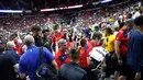 Penonton dan pemain meninggalkan lapangan setelah gempa bumi berkekuatan magnitudo 7,1 yang terjadi di California mengguncang Thomas & Mack Center saat pertandingan antara New Orleans Pelicans melawan New York Knicks pada NBA Summer League 2019, Las Vegas, Nevada (5/7/2019). (AP Photo/Steve Marcus)