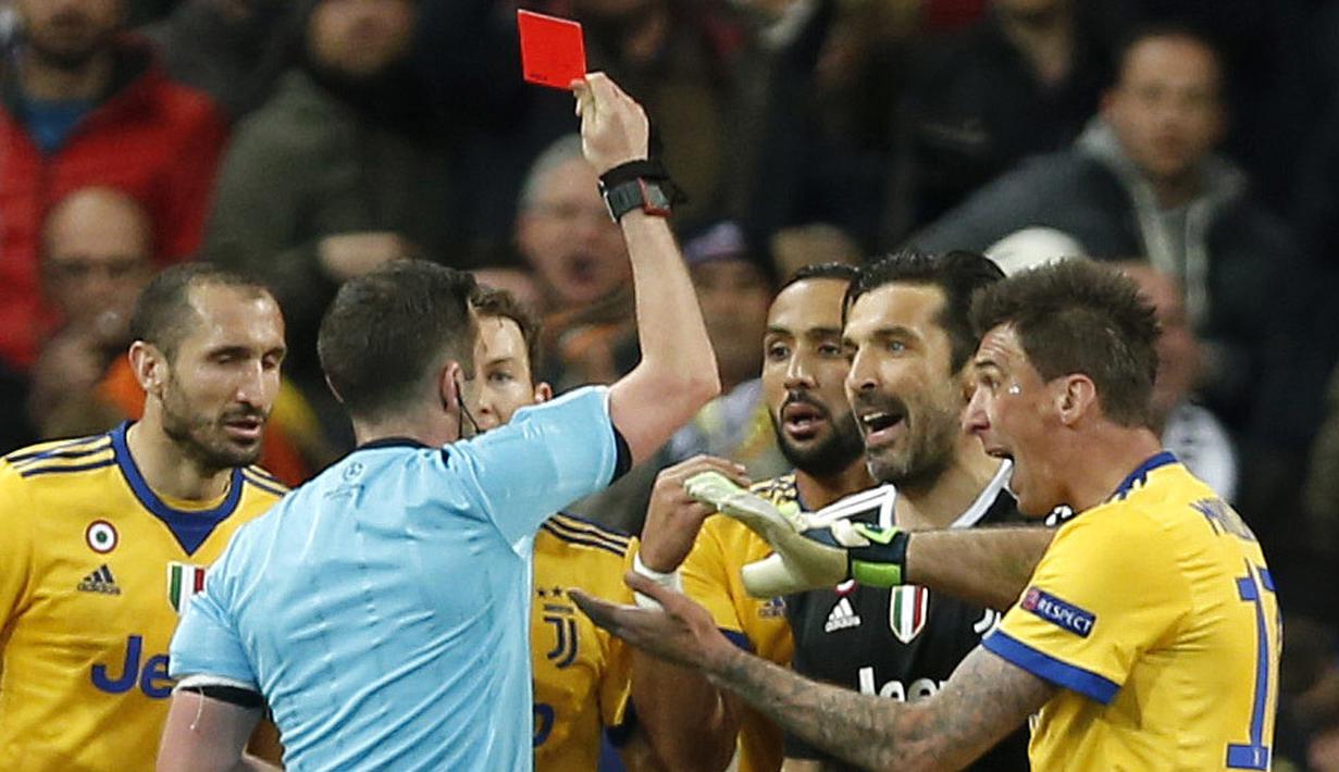 Wasit Michael Oliver memberikan kartu merah kepada kiper Juventus, Gianluigi Buffon pada leg kedua perempat final Liga Champions di Santiago Bernabeu stadium, Madrid, (11/4/2018). Real Madrid menang agregat 4-3.(AP/Francisco Seco)