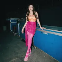 Mahalini nggak kalah glamor mengenakan sequined two-tone dress warna oranye dan pink yang dipadukan dengan stocking warna pink dan wedges warna senada.[mahaliniraharja]