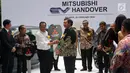 Menteri Perindustrian Airlangga Hartarto secara simbolis memberikan kunci kepada Menteri Perhubungn Budi Karya Sumadi saat penyerahan 10 mobil listrik dari Mitsubishi Motors kepada pemerintah Indonesia di Jakarta, Senin (26/2). (Liputan6.com/JohanTallo)