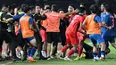 <p>Usai gol tercipta terjadi keributan dahsyat di bangku cadangan melibatkan pemain Indonesia dan Thailand serta ofisial tim. (Photo by MOHD RASFAN / AFP)</p>