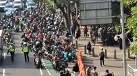 Kemacetan terjadi di sepanjang jalan Gatot Subroto, Jakarta Selatan Akibat dari pemberlakuan car free day atau hari bebas kendaraan di lingkungan Markas Polda Metro Jaya yang digelar setiap Jumat. (Merdeka.com/
Bachtiarudin Alam)