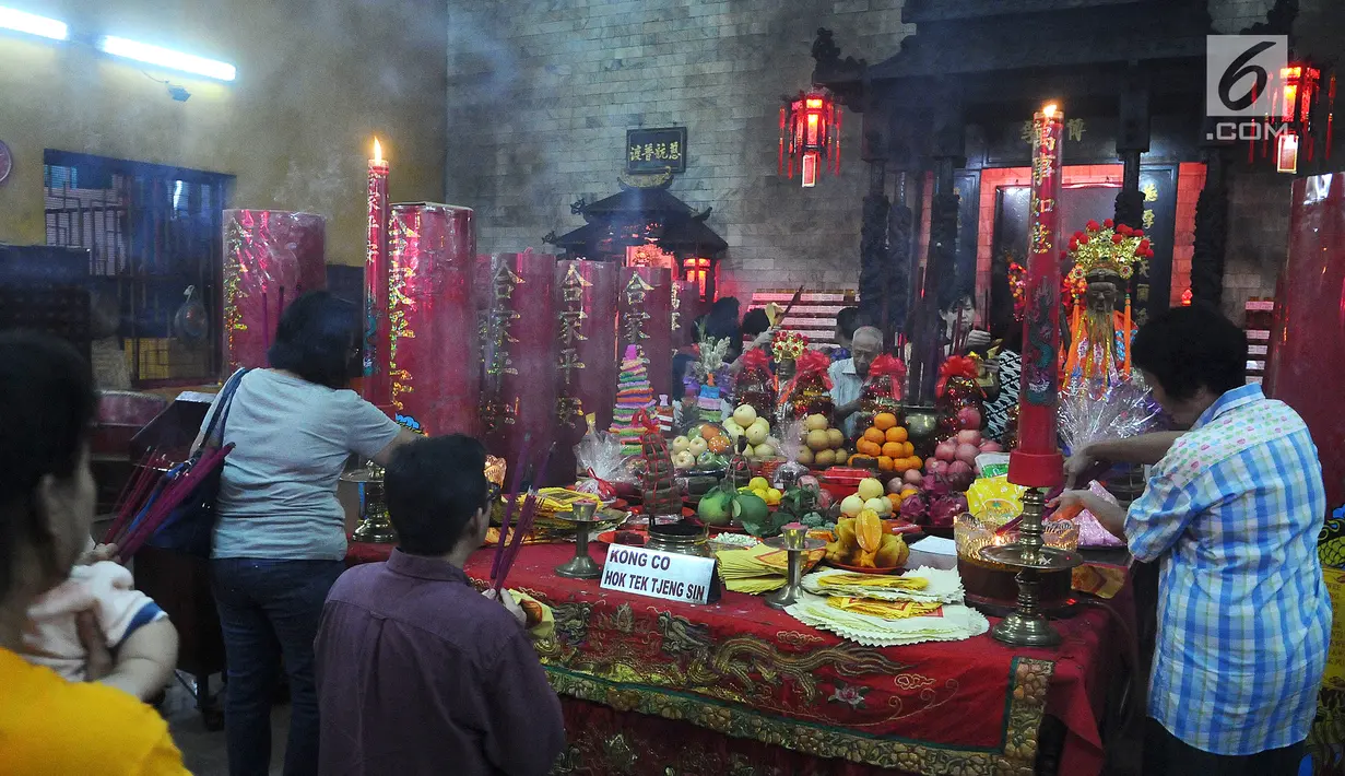 Warga keturunan Tionghoa bersembahyang pada malam Tahun Baru Imlek di Vihara Amurva Bhumi, Jakarta, Senin (04/2). Sembahyang menyambut Tahun Baru Imlek 2570 sebagai ungkapan syukur dari Tuhan. (Liputan6.com/Herman Zakharia)