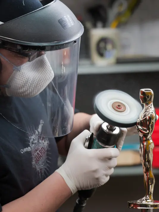 Seorang pekerja yang bernama Leo Sotelo menyelesaikan pembuatan Piala Oscar di tempat produksi Polich Tallix Fine Art Foundry, New York, AS (13/1). Piala tersebut menggambarkan seorang kesatria dengan 5 jari-jari. (AFP/Don Emmert)
