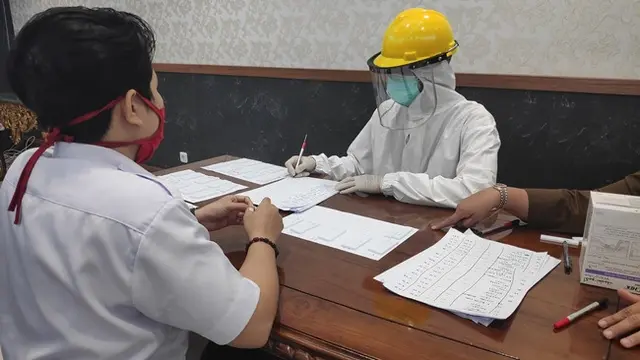 Seorang pegawai honorer Kejati Riau menunggu hasil rapid test Virus Corona atau Covid-19.